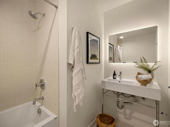 522 Madrona Way NE 4, Bainbridge Island WA 98110