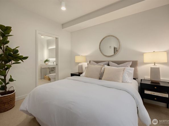 522 Madrona Way NE 4, Bainbridge Island WA 98110