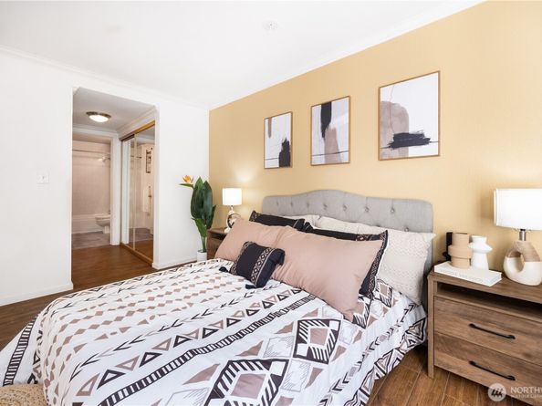 424 102nd Street SE 108, Bellevue WA 98004