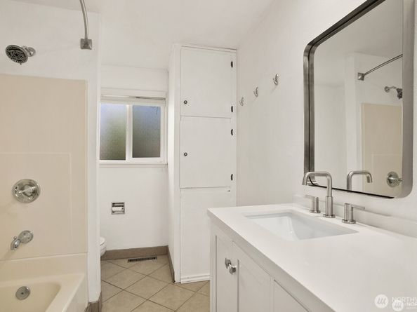 8826 10th Avenue SW, Seattle WA 98106