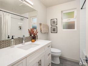 5210 B Brooklyn Avenue NE, Seattle WA 98105