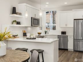 5210 B Brooklyn Avenue NE, Seattle WA 98105