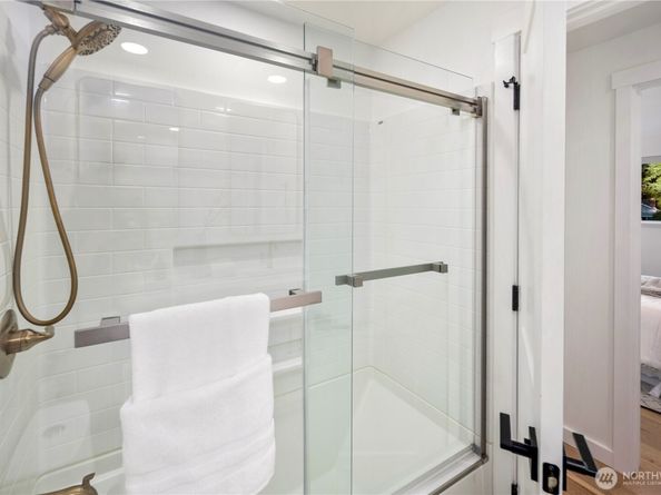 201 165th Avenue NE, Bellevue WA 98008