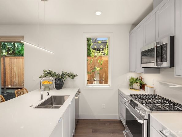641 18th Avenue W, Kirkland WA 98033