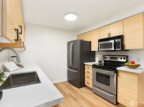215 9th Street D204, Kirkland WA 98033