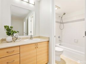 215 9th Street D204, Kirkland WA 98033