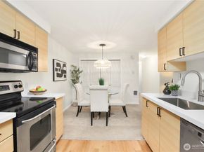 215 9th Street D204, Kirkland WA 98033