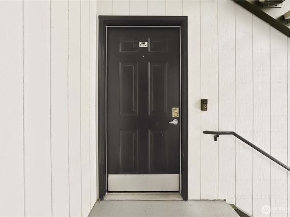 215 9th Street D204, Kirkland WA 98033