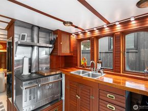 2143 N Northlake Way 34, Seattle WA 98103