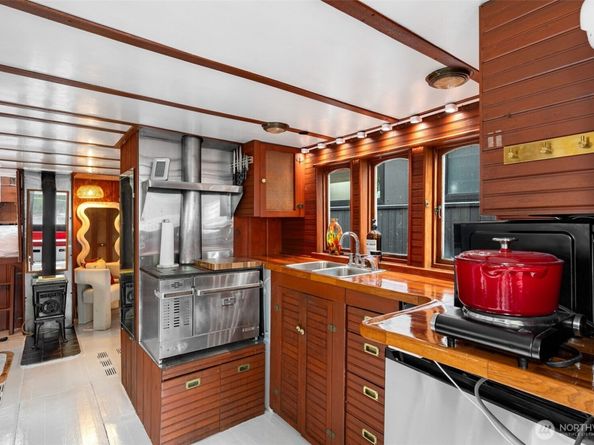 2143 N Northlake Way 34, Seattle WA 98103
