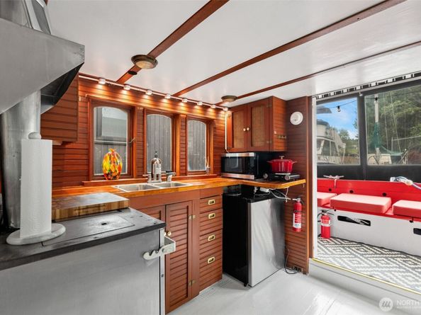 2143 N Northlake Way 34, Seattle WA 98103