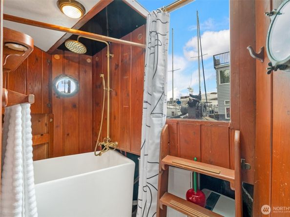 2143 N Northlake Way 34, Seattle WA 98103