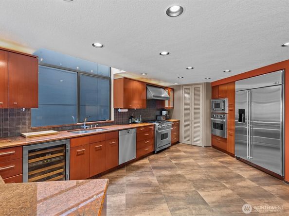5622 39th Avenue W, Seattle WA 98199
