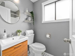 202 25th Avenue E D, Seattle WA 98112