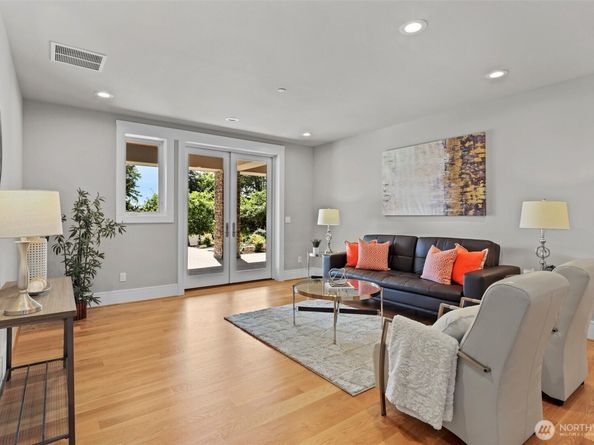 8246 W Mercer Way, Mercer Island WA 98040