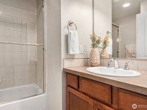 209 18th Avenue E B, Seattle WA 98112