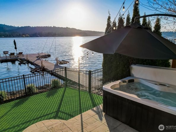 4013 E Lake Sammamish Shore Lane, Sammamish WA 98075