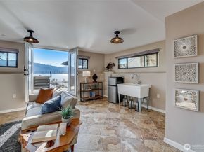 4013 E Lake Sammamish Shore Lane, Sammamish WA 98075