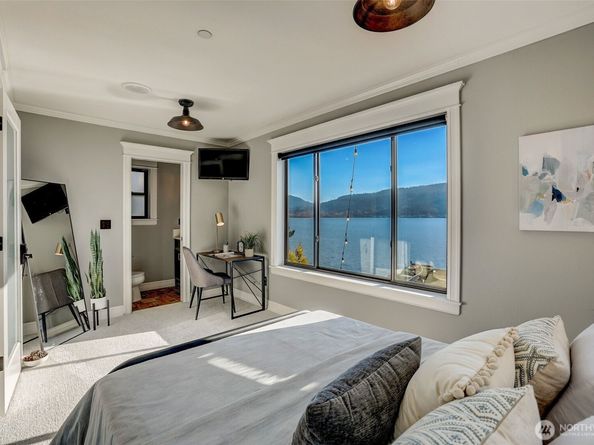 4013 E Lake Sammamish Shore Lane, Sammamish WA 98075
