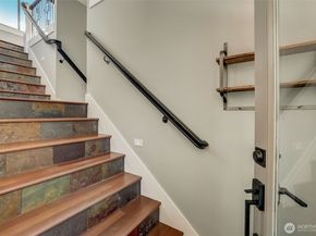 4013 E Lake Sammamish Shore Lane, Sammamish WA 98075