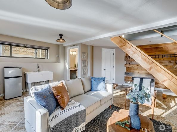 4013 E Lake Sammamish Shore Lane, Sammamish WA 98075