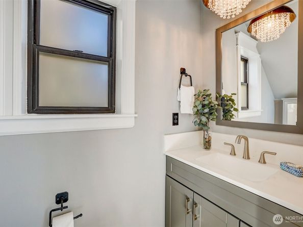 4013 E Lake Sammamish Shore Lane, Sammamish WA 98075