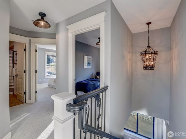 4013 E Lake Sammamish Shore Lane, Sammamish WA 98075