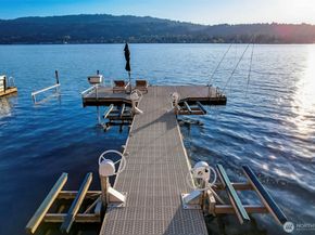 4013 E Lake Sammamish Shore Lane, Sammamish WA 98075