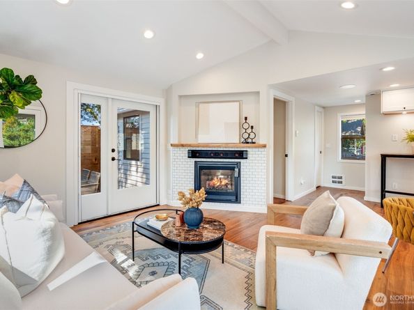 9015 Burke Avenue N, Seattle WA 98103