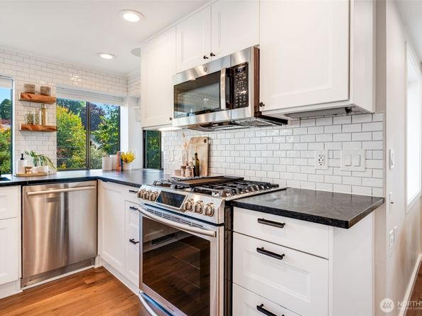 9015 Burke Avenue N, Seattle WA 98103