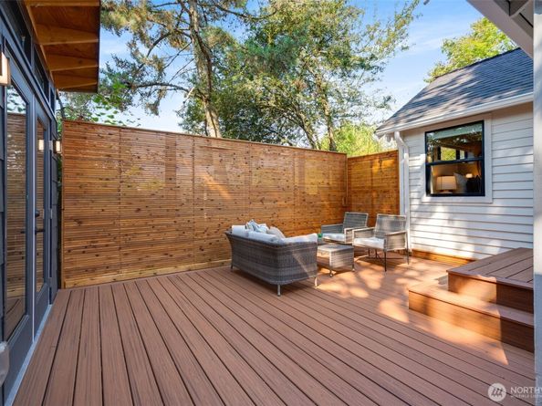 9015 Burke Avenue N, Seattle WA 98103