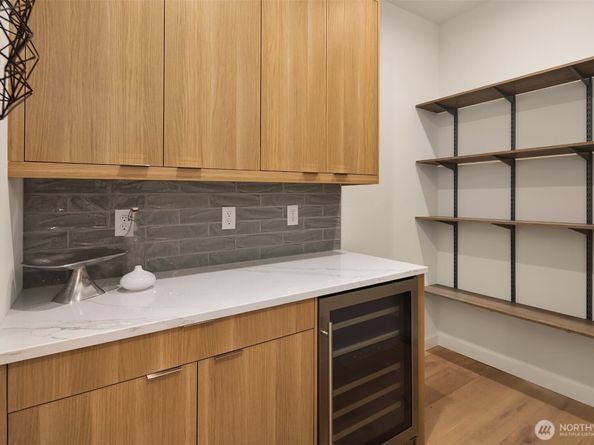 6720 Dibble Avenue NW, Seattle WA 98117