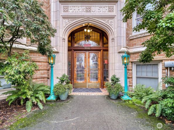 5810 Cowen Place NE 301, Seattle WA 98105
