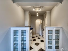 5810 Cowen Place NE 301, Seattle WA 98105