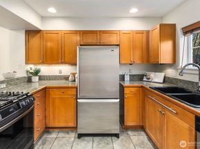 202 24th Avenue E 6, Seattle WA 98112