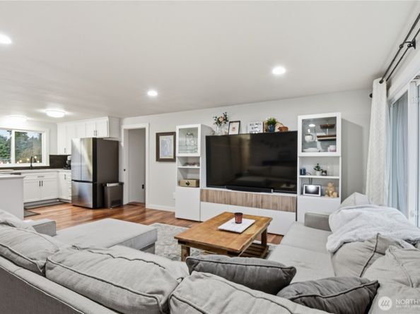 422 216th Street SW, Bothell WA 98021