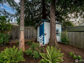 8222 38th Avenue NE, Seattle WA 98115