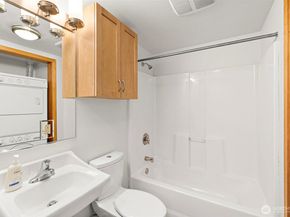 827 Hiawatha Place S 313, Seattle WA 98144