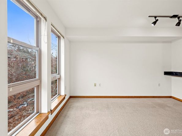 827 Hiawatha Place S 313, Seattle WA 98144