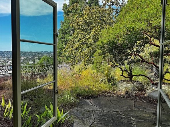 1065 Summit Avenue E, Seattle WA 98102