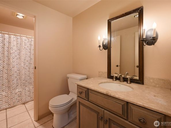 6648 Park Point Way NE D111, Seattle WA 98115