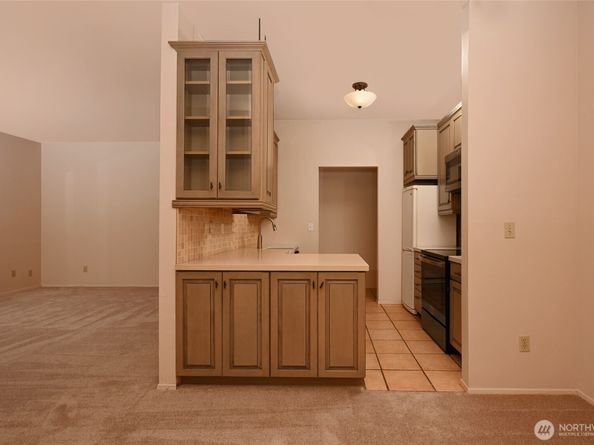 6648 Park Point Way NE D111, Seattle WA 98115