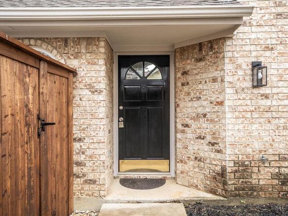 9424  Blue Jay Way , Irving Texas 75063
