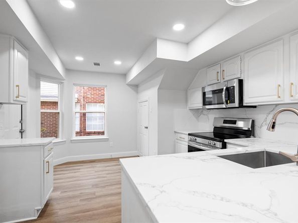 9424  Blue Jay Way , Irving Texas 75063