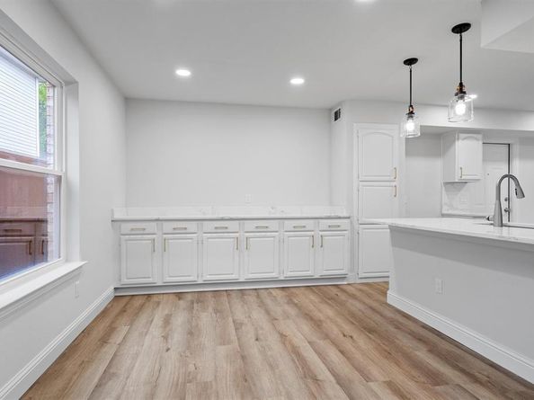9424  Blue Jay Way , Irving Texas 75063