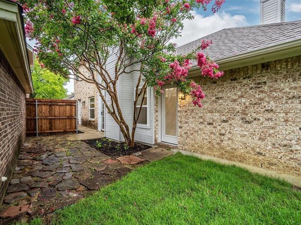 9424  Blue Jay Way , Irving Texas 75063