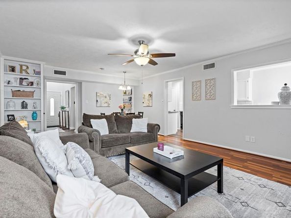 7610  Highmont Street , Dallas Texas 75230