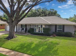 1615  Cresthaven Drive , Pantego Texas 76013