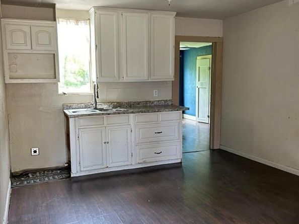 2670  Strong Avenue , Fort Worth Texas 76105