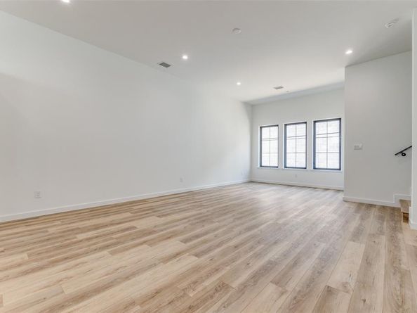 1771  Novela Way , Dallas Texas 75215